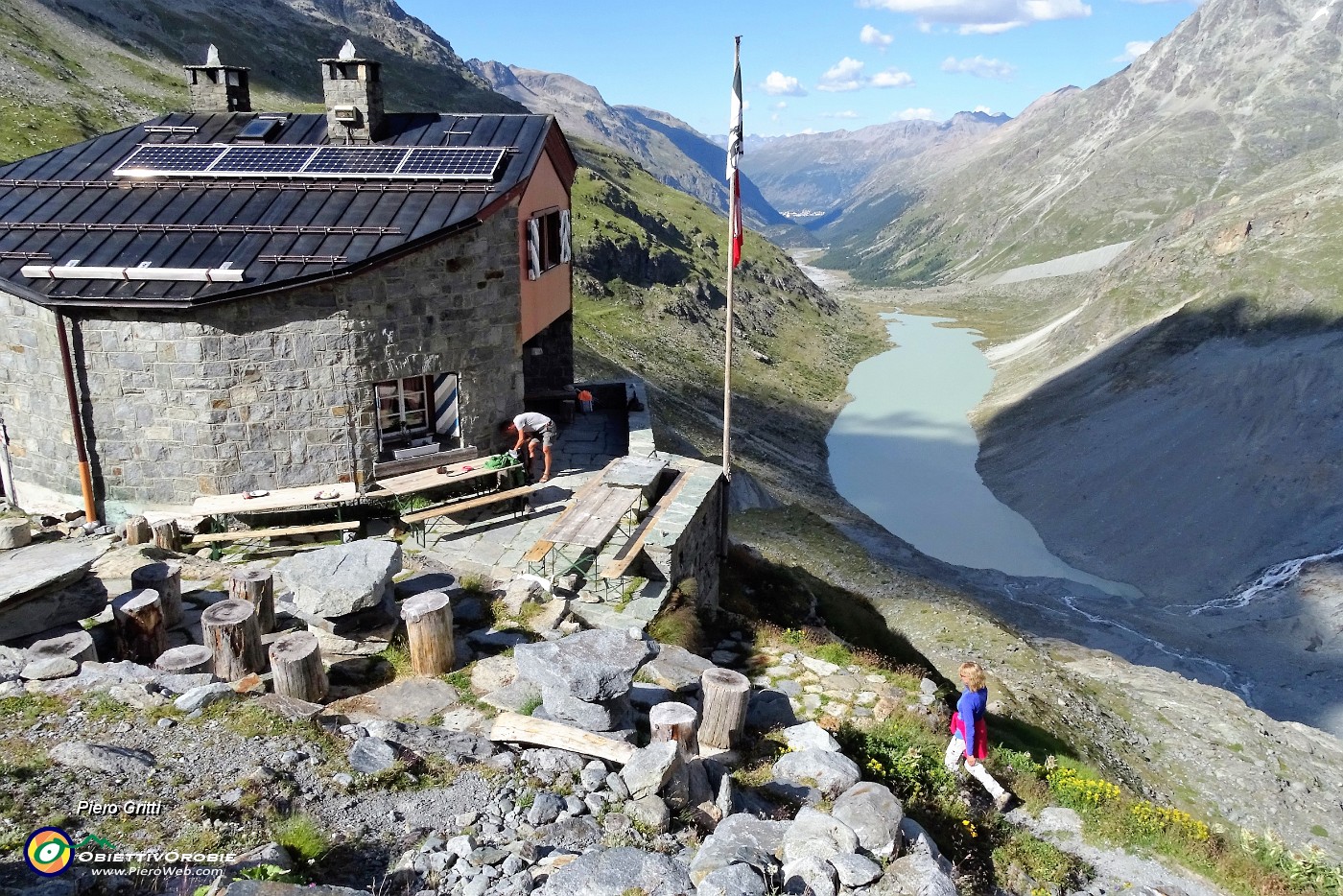 61 Chamanna Coaz (2610 m) con vista sulla Val Roseg e il Lej da Vadret.JPG